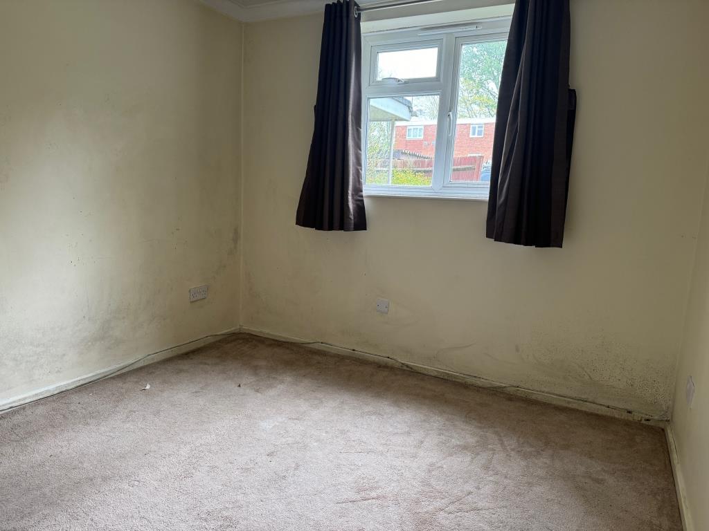 Lot: 32 - TWO-BEDROOM GROUND FLOOR FLAT WITH GARAGE - Bedroom 2
